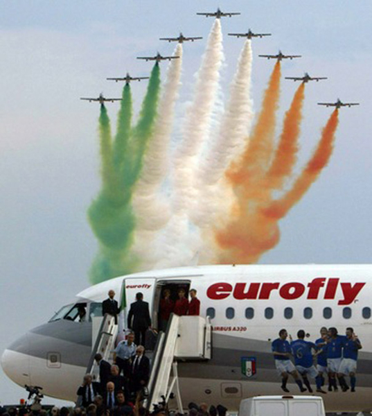 Mondiale 2006 (243).jpg - Italian air force planes trail smoke in the colours of the country's flag as Italy's national soccer team arrives after the World Cup 2006 at the Pratica di Mare air force base near Rome July 10, 2006.  REUTERS/Dario Pignatelli (ITALY)